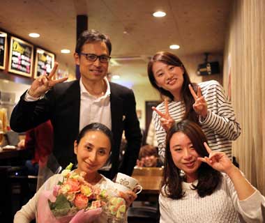 忘年会でワイワイ