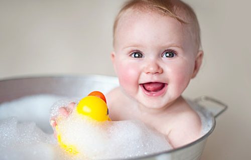 入浴中のシャンプー赤ちゃん